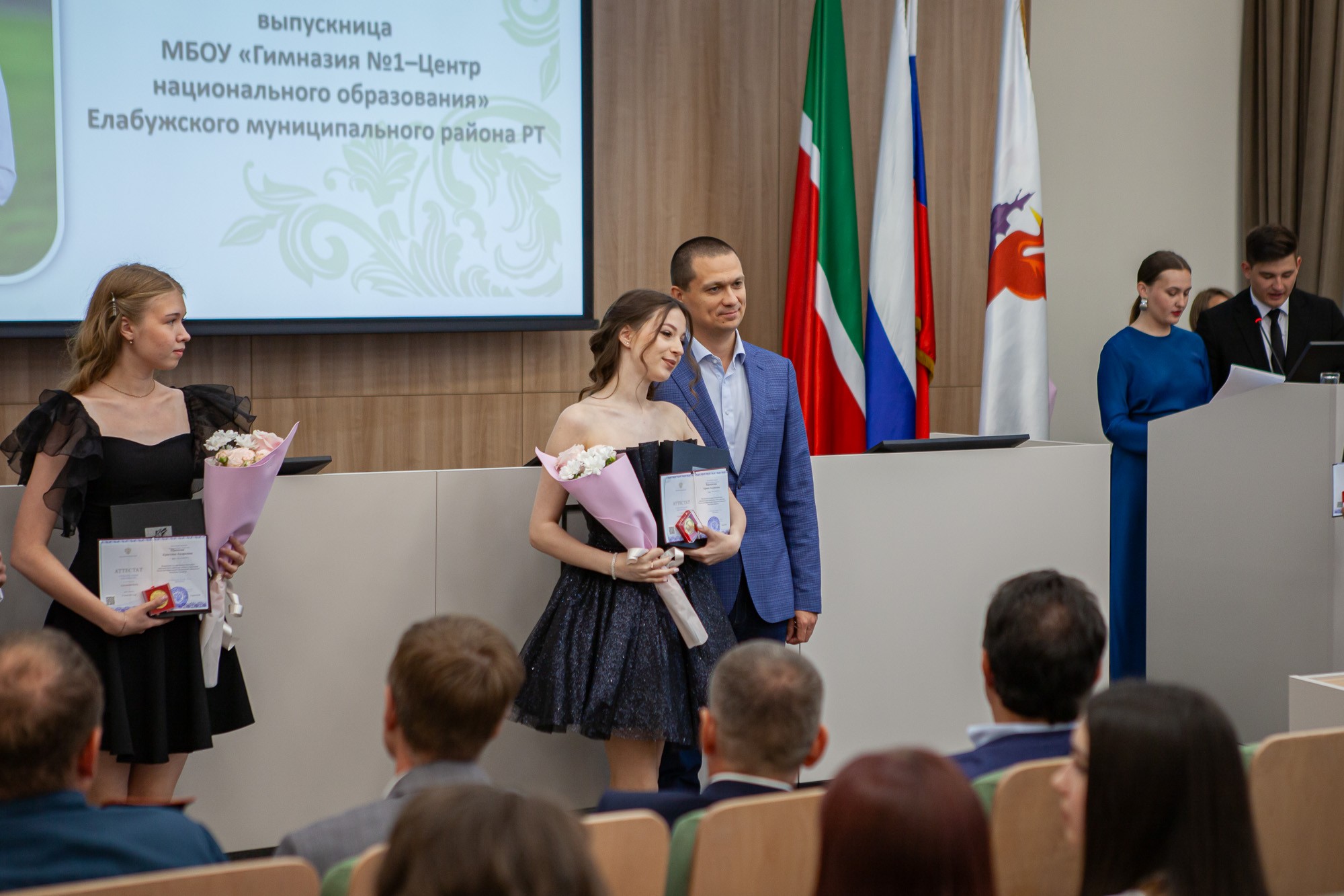 Выпускникам школы КФУ 'Университетская' торжественно вручили медали Выпускникам школы КФУ 'Университетская' торжественно вручили медали