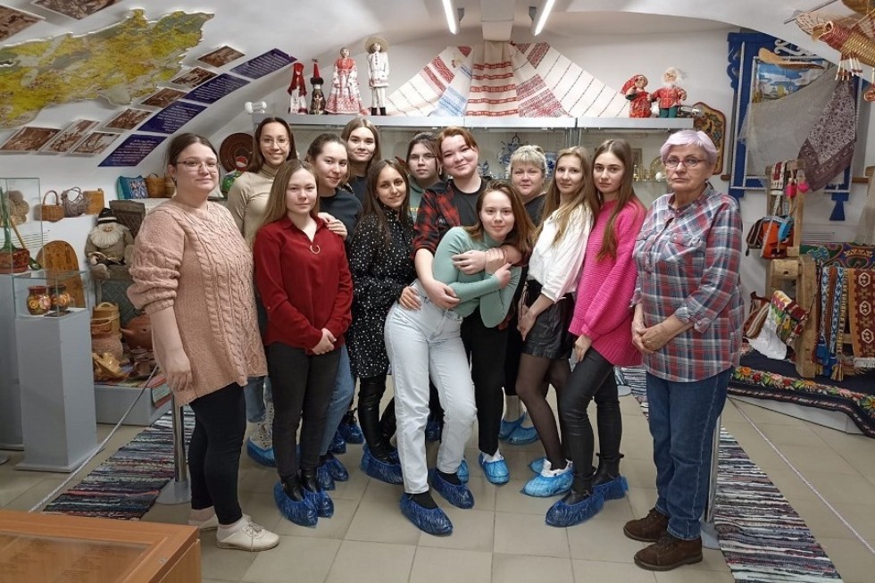 Студенты отделения психологии и педагогики посетили Музей-мастерскую декоративно-прикладного искусства Елабужского государственного музея-заповедника Студенты отделения психологии и педагогики посетили Музей-мастерскую декоративно-прикладного искусства Елабужского государственного музея-заповедника