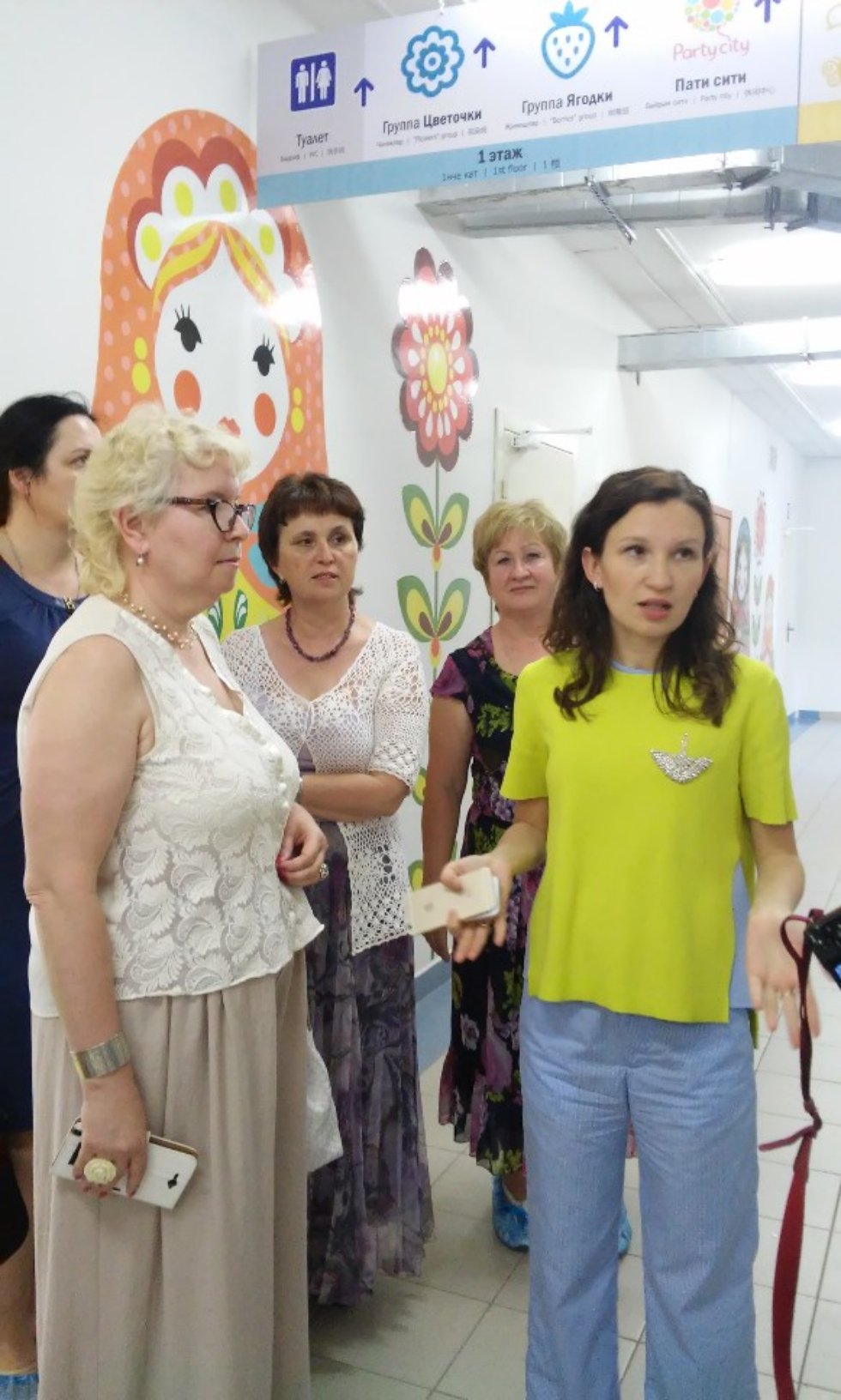 Здесь приобретают знания дети 21 века Здесь приобретают знания дети 21 века