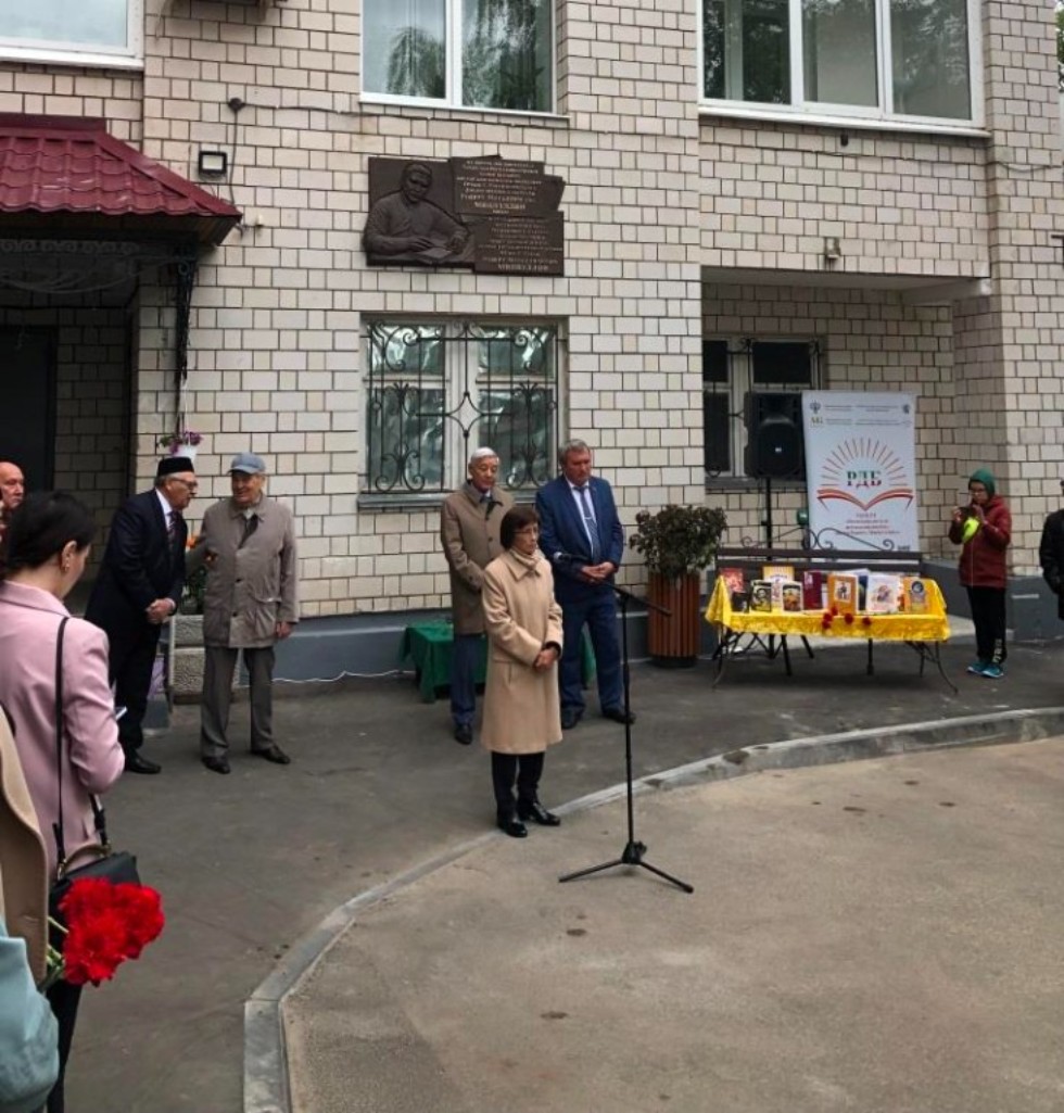 Шагыйрь исемен мәңгеләштереп... Шагыйрь исемен мәңгеләштереп...