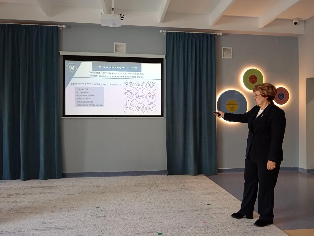 Доцент Института психологии и образования выступила на городском семинаре старших воспитателей ДОУ Доцент Института психологии и образования выступила на городском семинаре старших воспитателей ДОУ