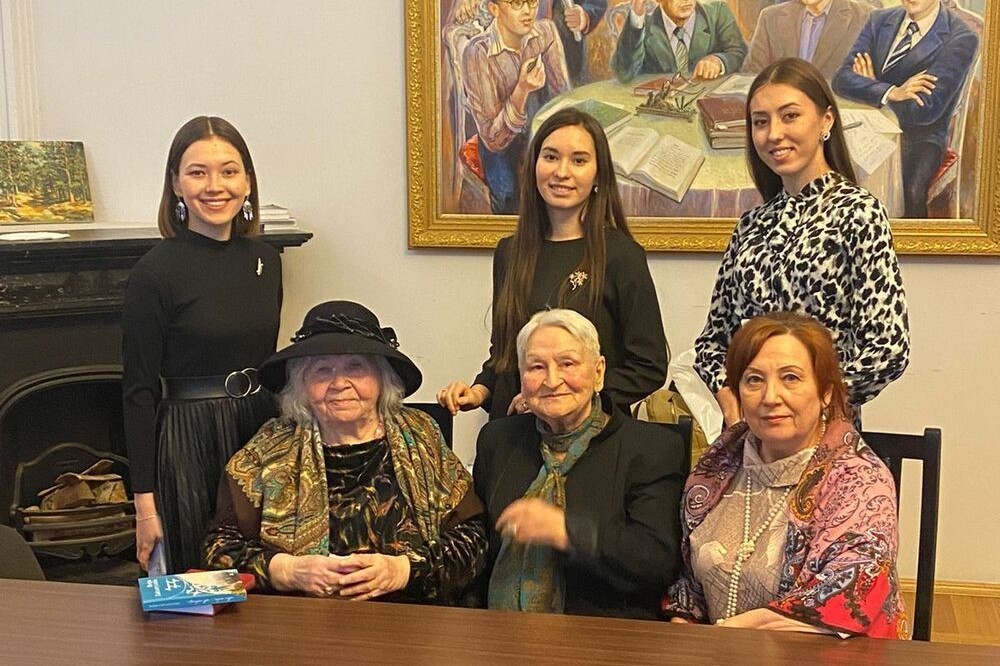 Преподаватели и студенты Елабужского института КФУ приняли участие в заседании Союза писателей РТ Преподаватели и студенты Елабужского института КФУ приняли участие в заседании Союза писателей РТ