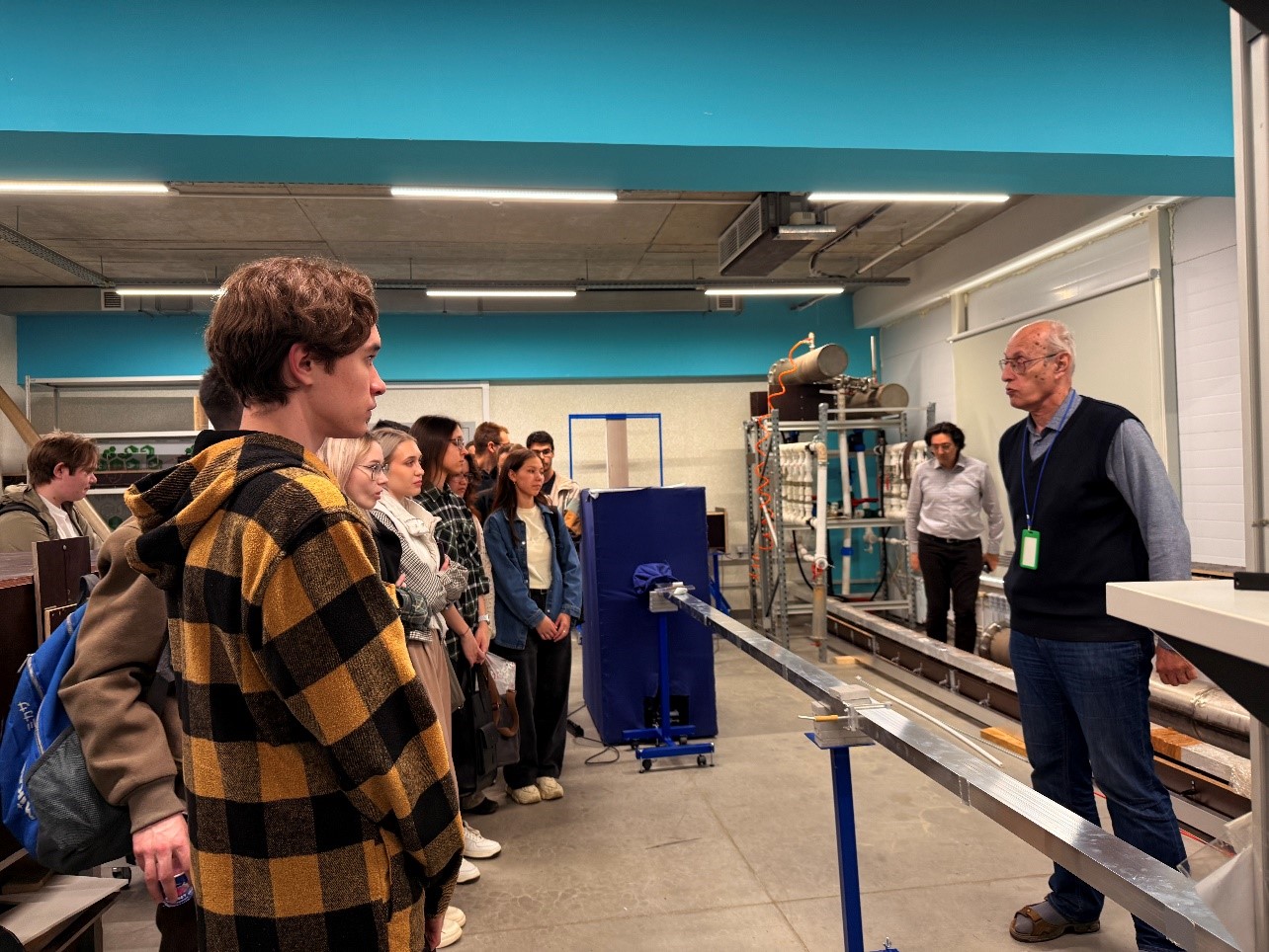 Экскурсия в лабораторию гидродинамики и теплообмена ФИЦ КазНЦ РАН Экскурсия в лабораторию гидродинамики и теплообмена ФИЦ КазНЦ РАН