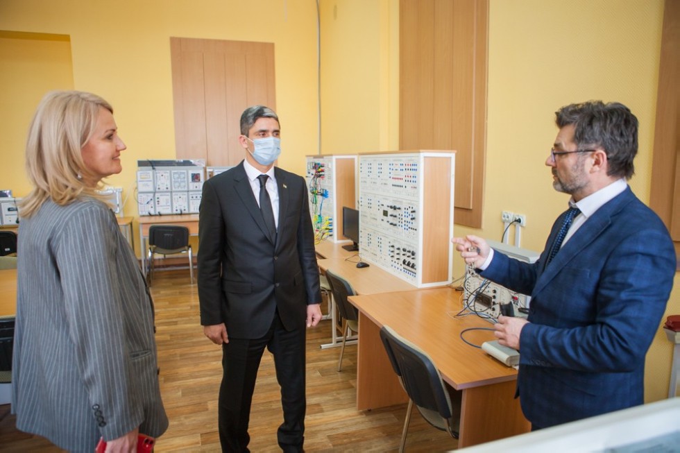 В Елабужский институт КФУ прибыл Генеральный консул Туркменистана в Казани В Елабужский институт КФУ прибыл Генеральный консул Туркменистана в Казани