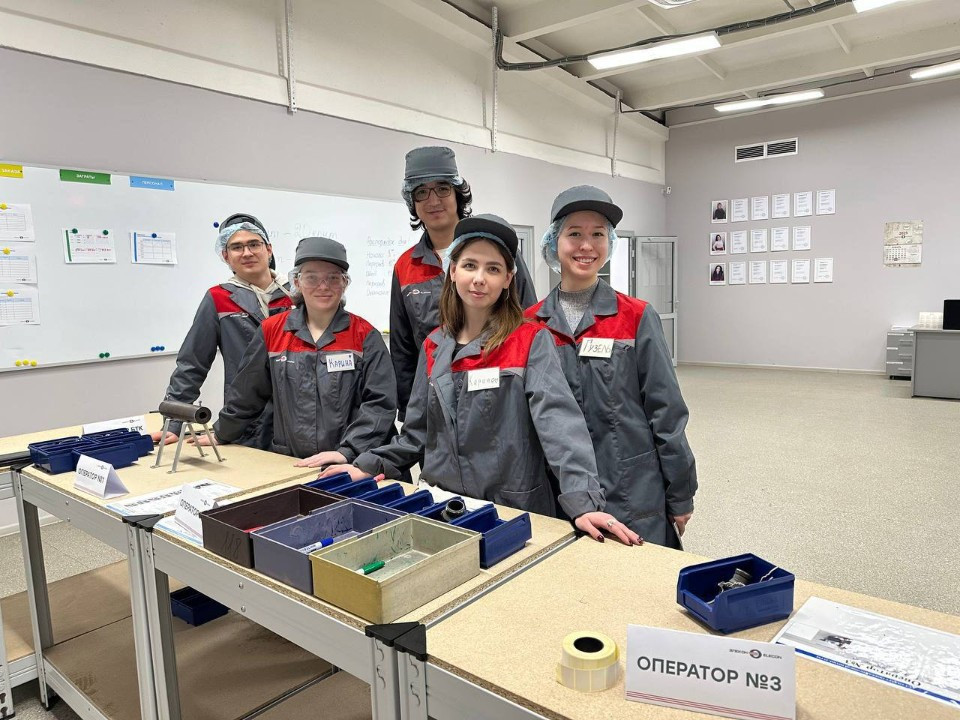Excursion-training at Elekon: immersion in lean manufacturing for students of IMEF Excursion-training at Elekon: immersion in lean manufacturing for students of IMEF