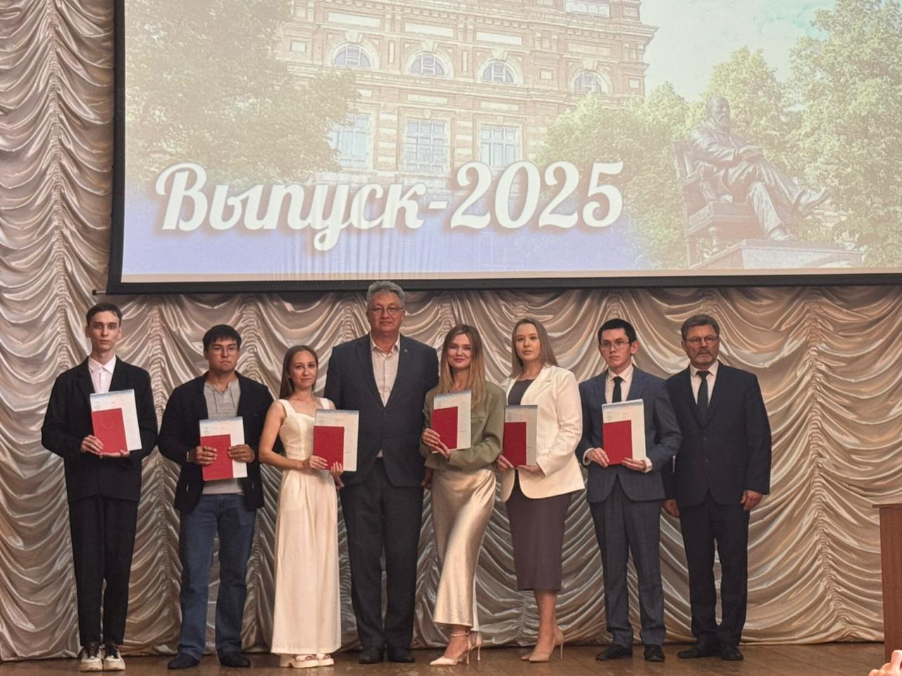 В Елабужском институте КФУ прошли торжественные церемонии вручения дипломов В Елабужском институте КФУ прошли торжественные церемонии вручения дипломов