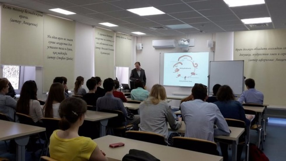 Руководитель лаборатории Олег Гусев прочитал открытую лекцию для студентов-зоологов Руководитель лаборатории Олег Гусев прочитал открытую лекцию для студентов-зоологов