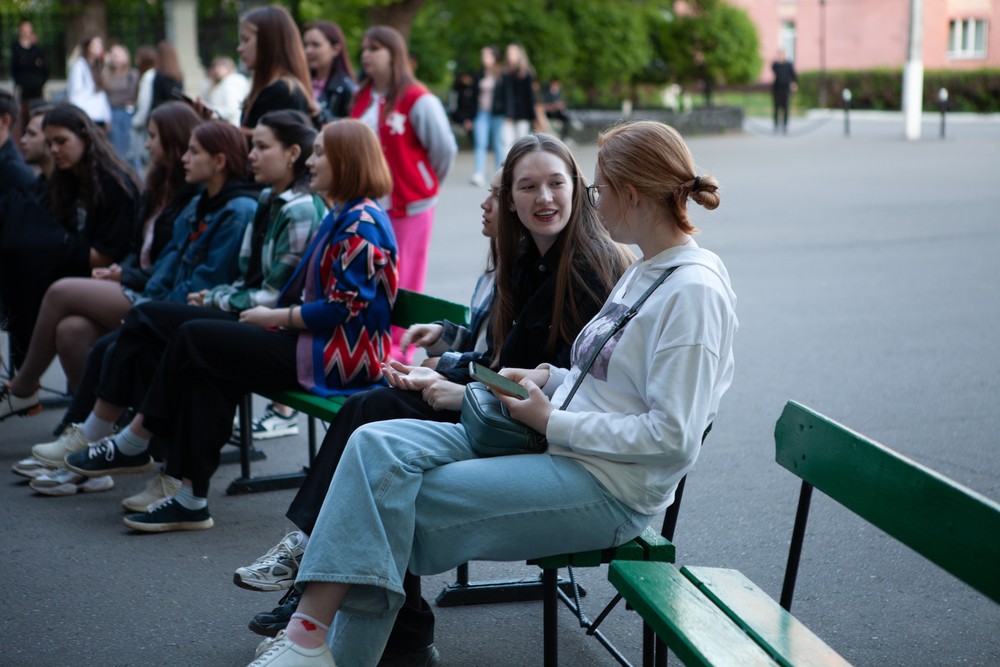 'Ах, эти тучи в голубом'... 'Ах, эти тучи в голубом'...