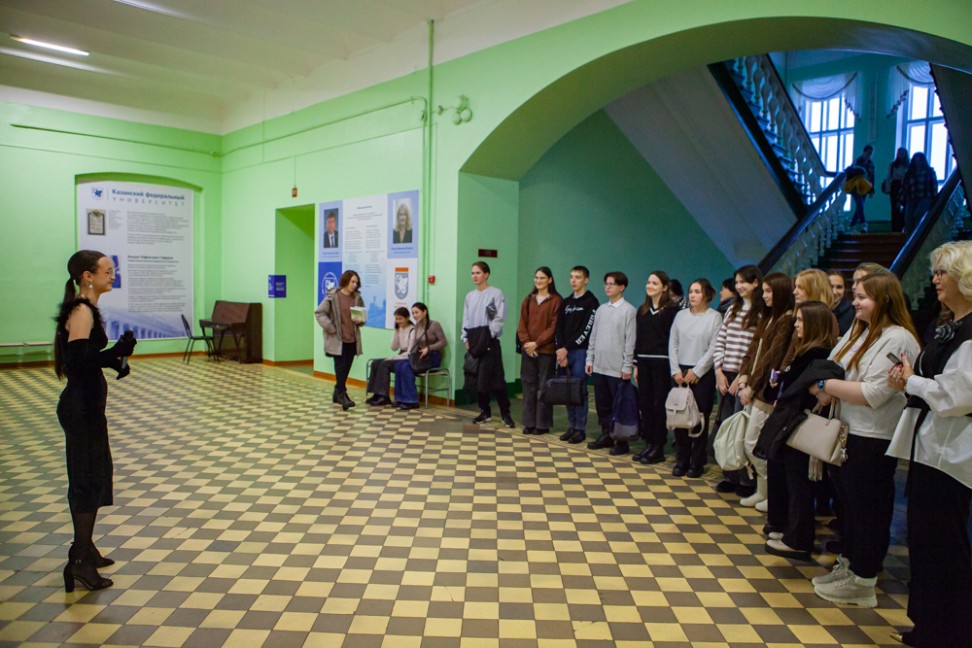 Со 125-летием Елабужский институт поздравляют студенты Со 125-летием Елабужский институт поздравляют студенты