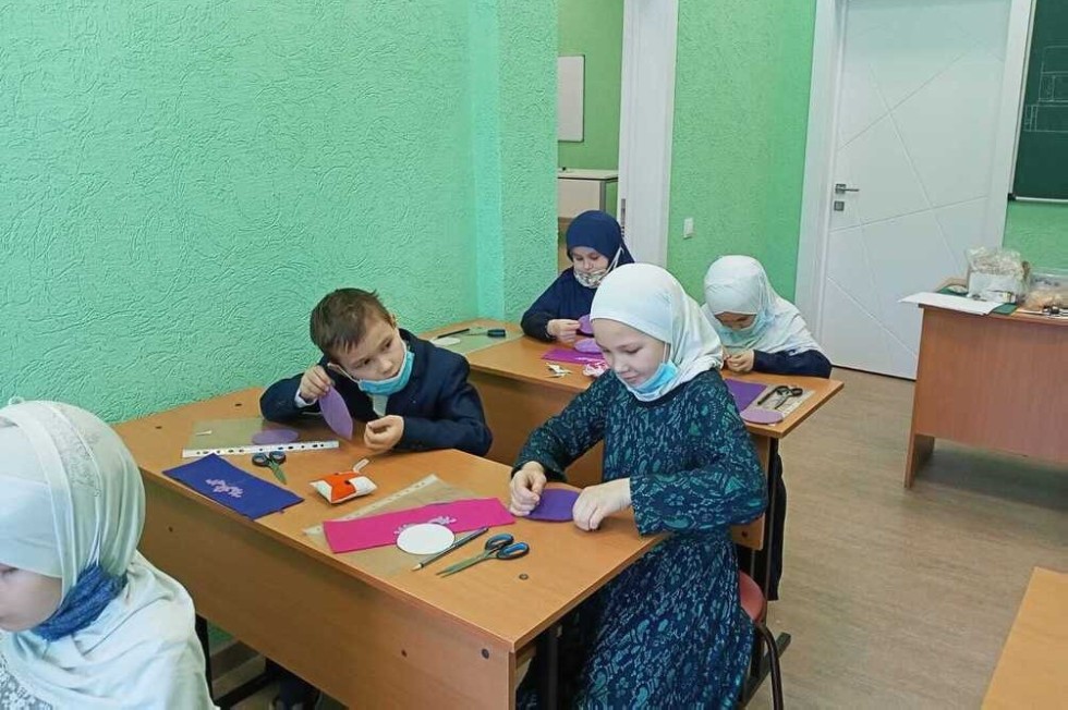 Обучающиеся богословской школы 'Ихлас' и ОШ 'Университетская' познакомились с технологией создания тюбетеек Обучающиеся богословской школы 'Ихлас' и ОШ 'Университетская' познакомились с технологией создания тюбетеек