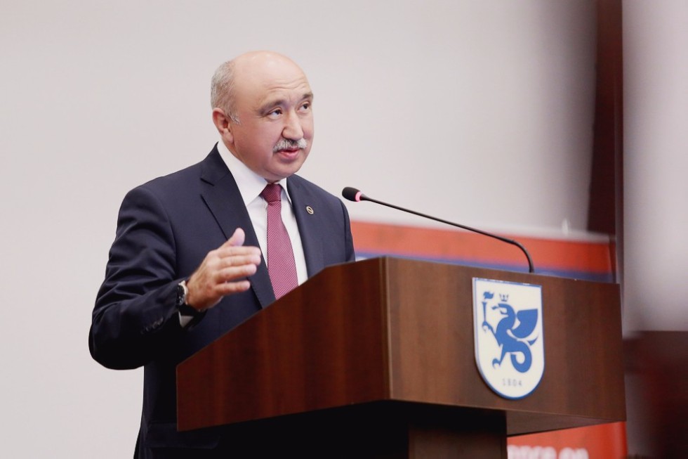 Economics of Football Discussed at the Institute of Management, Economics and Finance Economics of Football Discussed at the Institute of Management, Economics and Finance