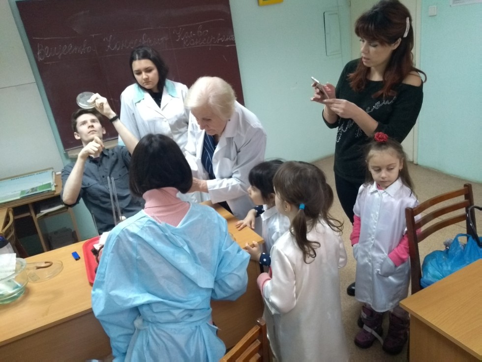 Юные микробиологи Юные микробиологи