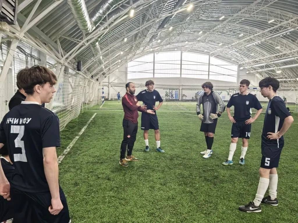 Сначала джойстик, потом бутсы. Сначала джойстик, потом бутсы.