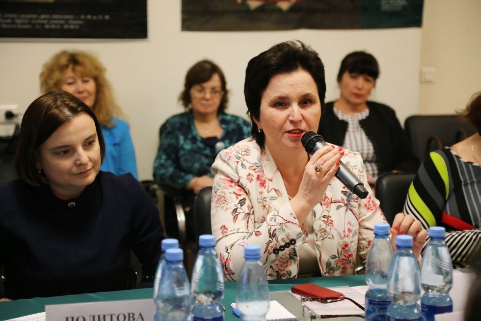 Система общественных ценностей глазами современной женщины: обсуждение и дебаты на круглом столе в Кремле. Система общественных ценностей глазами современной женщины: обсуждение и дебаты на круглом столе в Кремле.