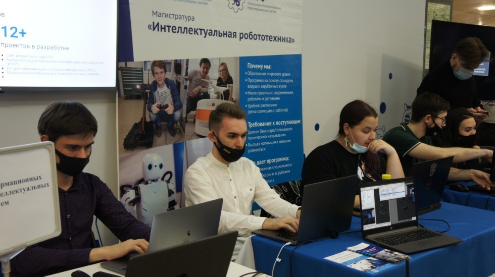 An employee of the Laboratory of intelligent robotic systems took part in the Science Festival for the 1-year students of Kazan Federal University ,LIRS, ITIS, robotics