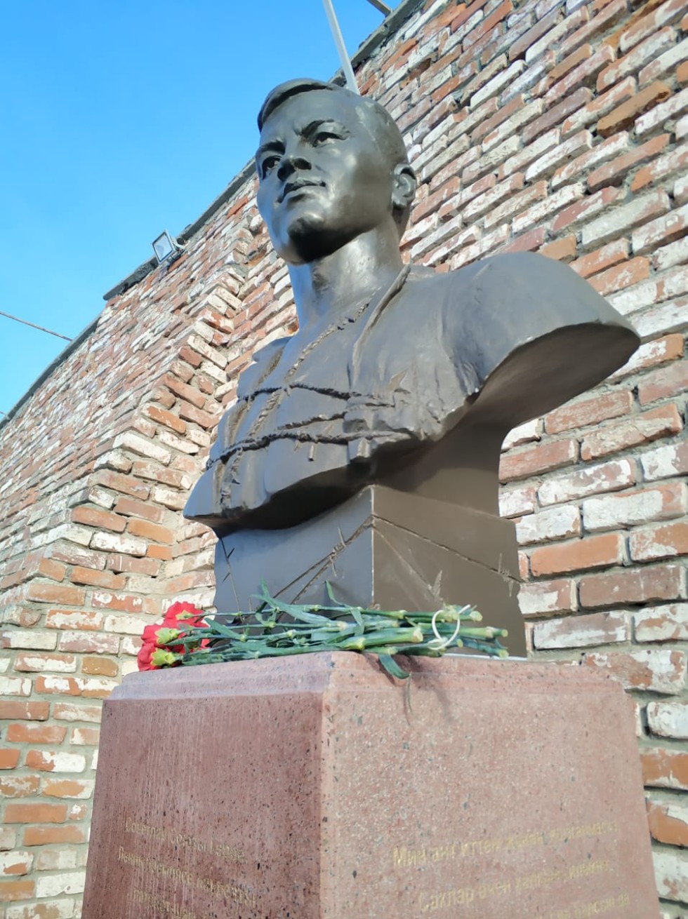 КФУ студентлары герой-шагыйрь Муса Җәлил бюстына чәчәкләр салды КФУ студентлары герой-шагыйрь Муса Җәлил бюстына чәчәкләр салды