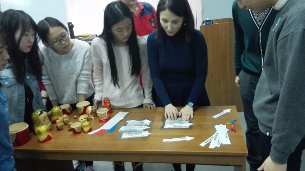 Foreign students didn't not get lost in the Russian street Foreign students didn't not get lost in the Russian street