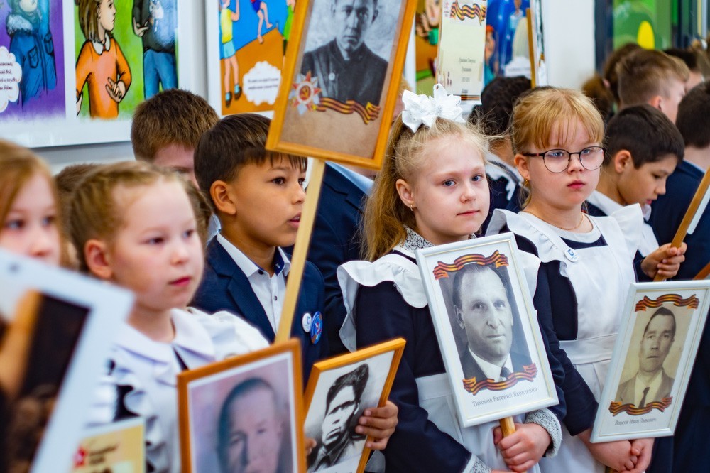 Обучающиеся 'Университетской' школы Елабужского института КФУ совместно с ветеранами посадили деревья в честь Годовщины Победы Обучающиеся 'Университетской' школы Елабужского института КФУ совместно с ветеранами посадили деревья в честь Годовщины Победы