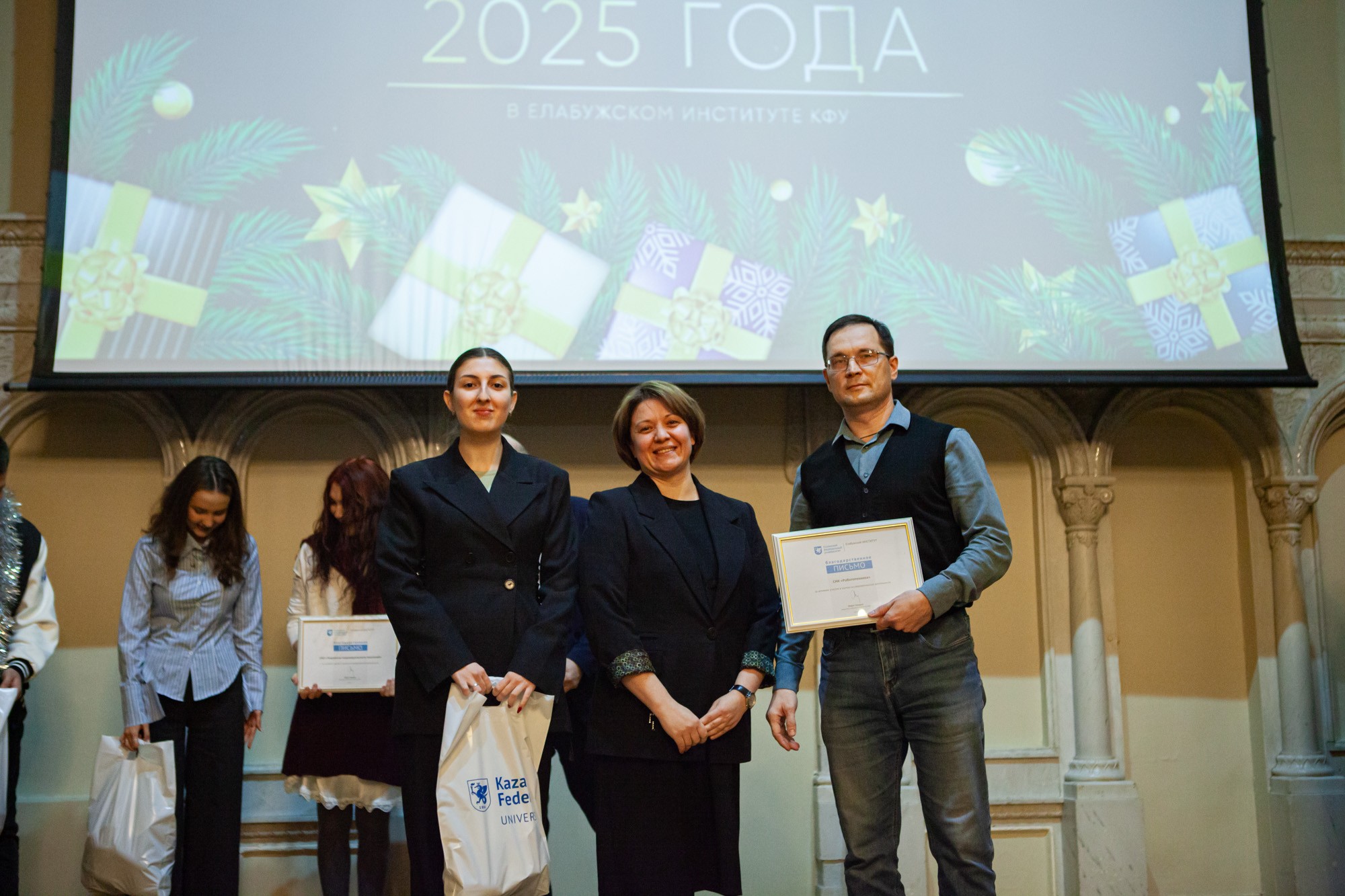 В Елабужском институте КФУ наградили лучших студентов года В Елабужском институте КФУ наградили лучших студентов года