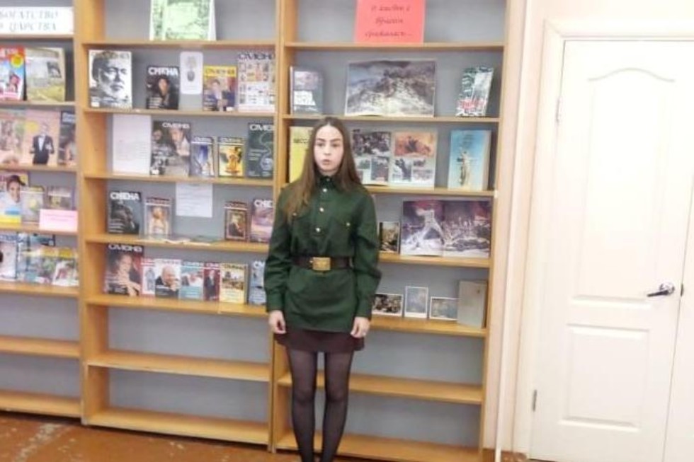 'Этих дней не смолкнет слава...' 'Этих дней не смолкнет слава...'