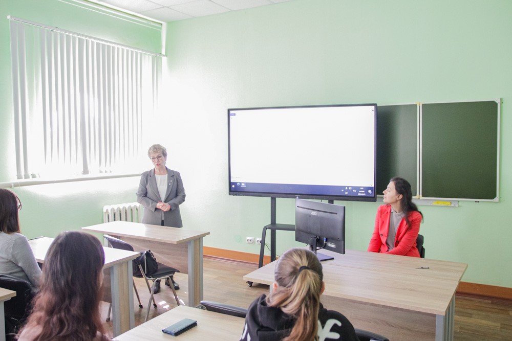 Учителя иностранного языка были приглашены на встречу со студентами Учителя иностранного языка были приглашены на встречу со студентами