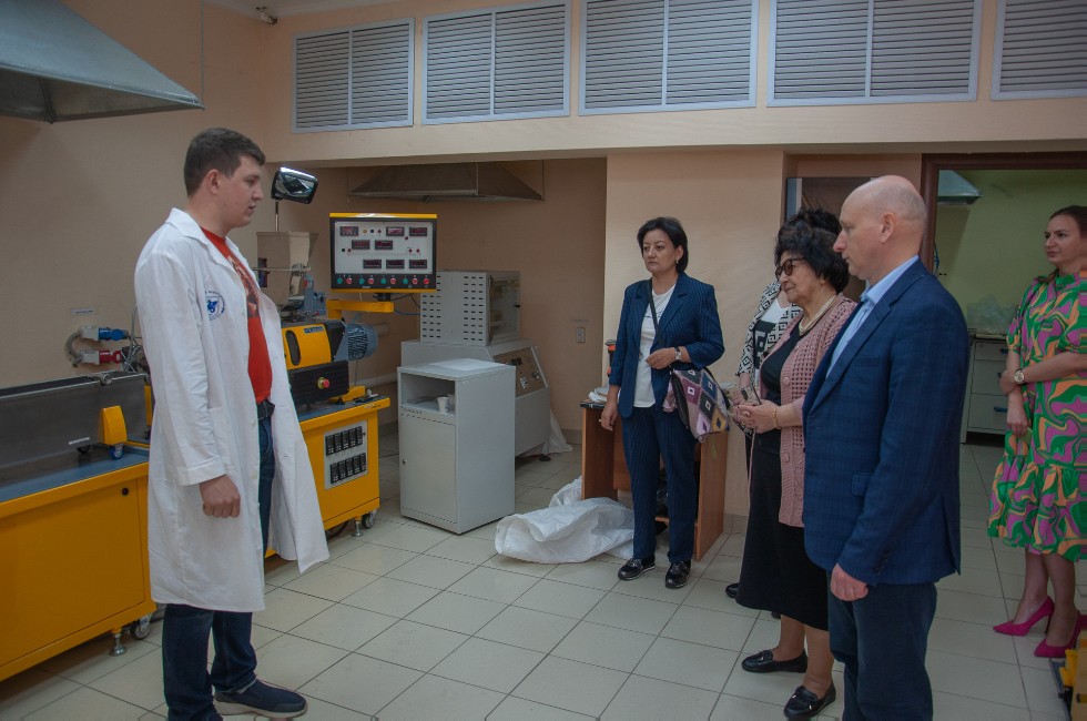 Делегация Ферганского политехнического института Республики Узбекистан посетили научные лаборатории Химического института имени А.М. Бутлерова и кафедру химического образования Делегация Ферганского политехнического института Республики Узбекистан посетили научные лаборатории Химического института имени А.М. Бутлерова и кафедру химического образования