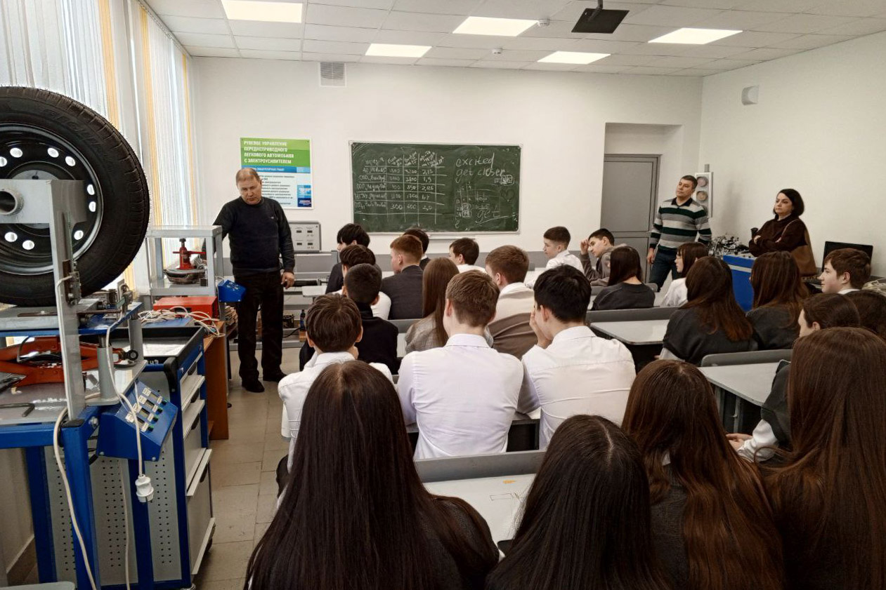 Школьники знакомятся с инженерными лабораториями Елабужского института КФУ Школьники знакомятся с инженерными лабораториями Елабужского института КФУ