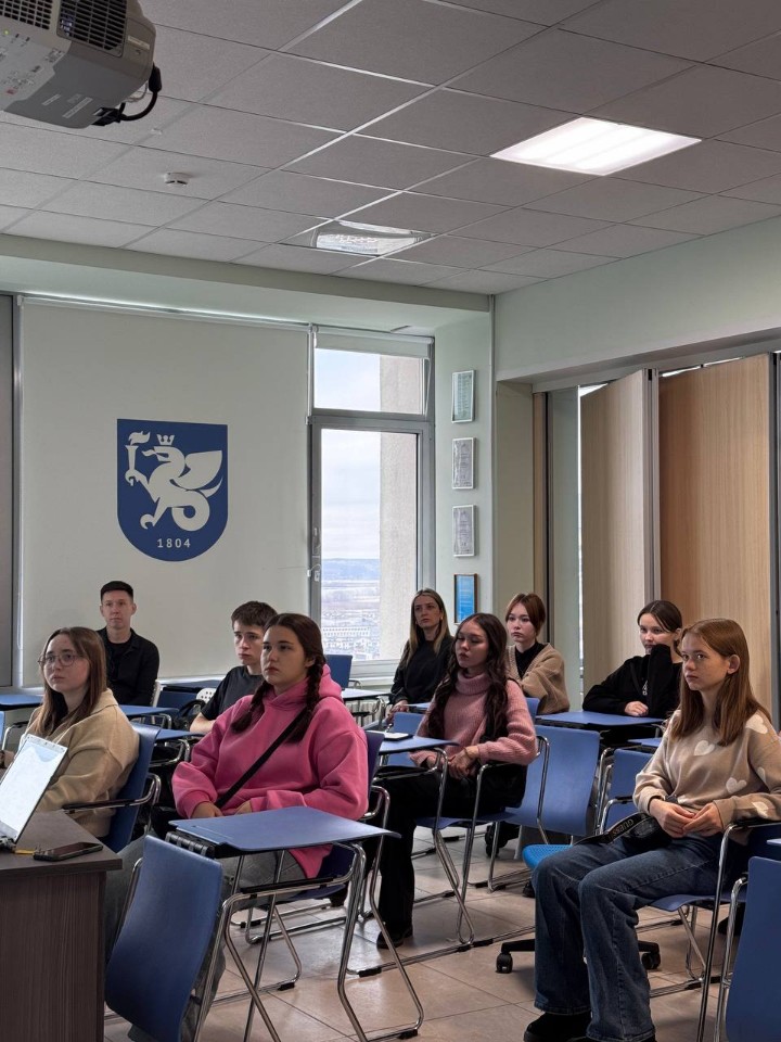 Школьникам из Ижевска провели экскурсию по ИСФНиМК Школьникам из Ижевска провели экскурсию по ИСФНиМК