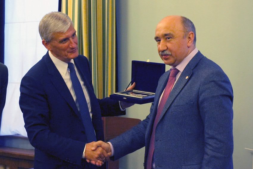 ����������