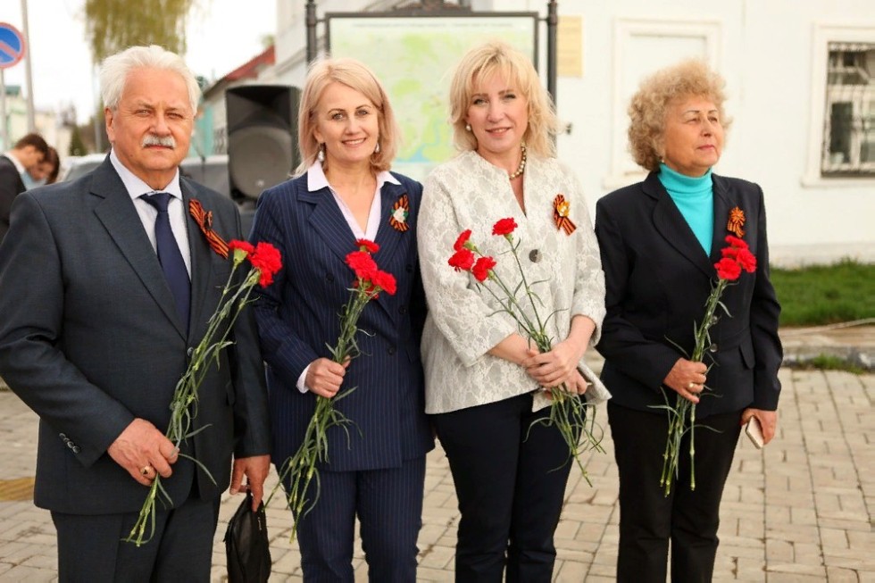 'Поклонимся великим тем годам': День Победы встретили в Елабужском институте КФУ 'Поклонимся великим тем годам': День Победы встретили в Елабужском институте КФУ