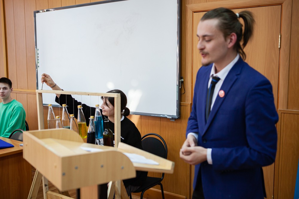 'Студенческая весна' стартовала с научного стендапа в Елабужском институте КФУ 'Студенческая весна' стартовала с научного стендапа в Елабужском институте КФУ