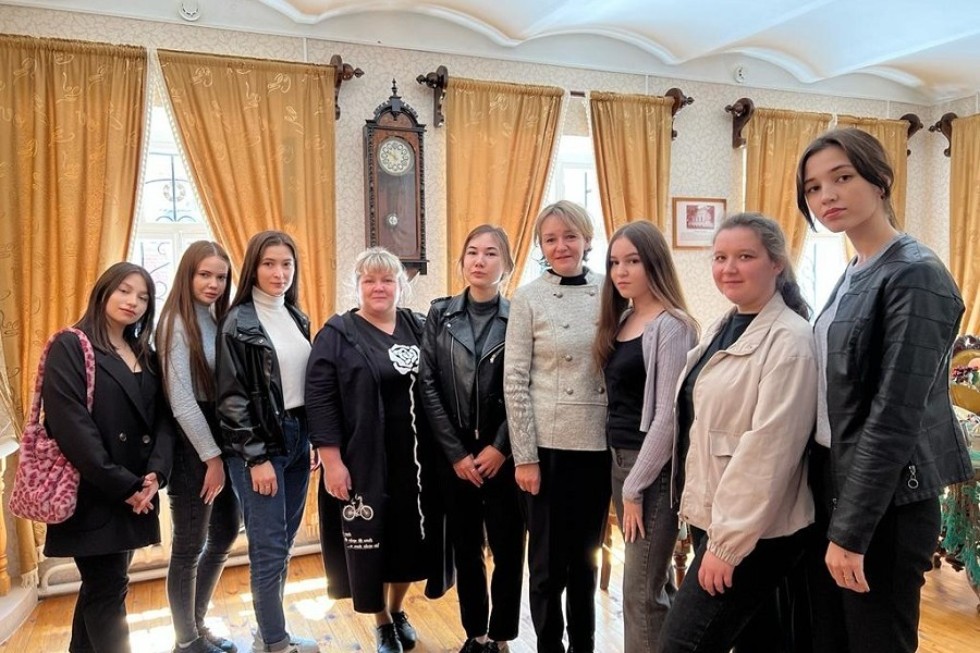 Преподаватель Алеся Нуриева с группой посетила Музей Елабужского купечества Преподаватель Алеся Нуриева с группой посетила Музей Елабужского купечества