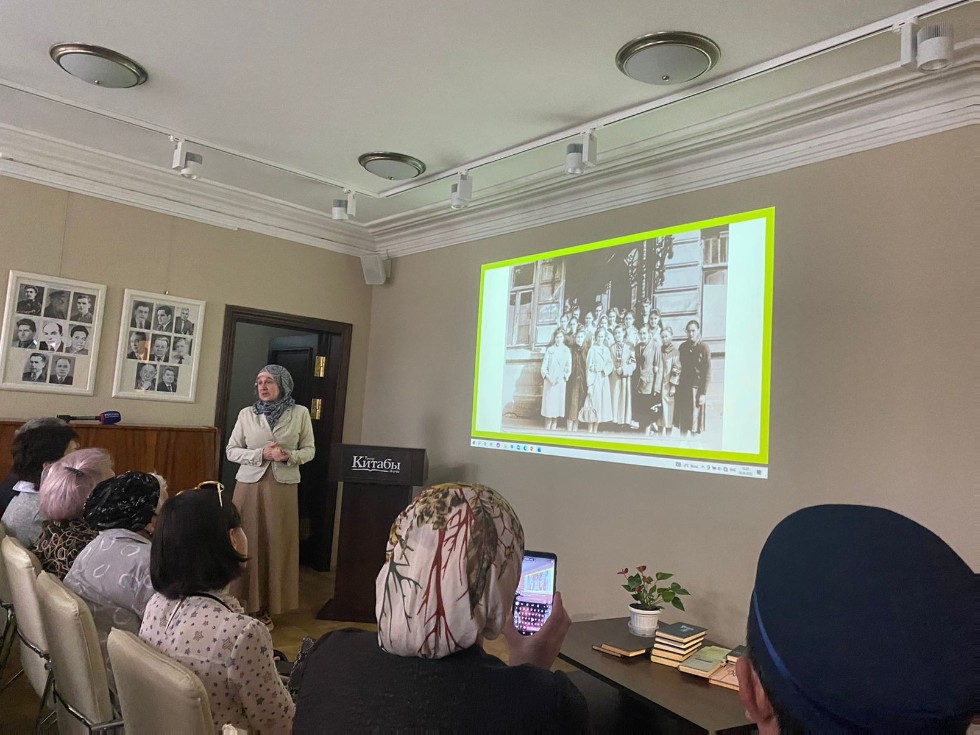 Шәриф Камал йортында кунакта Шәриф Камал йортында кунакта