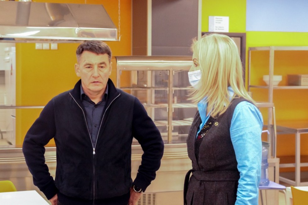 Глава ЕМР Рустем Нуриев и депутат Госсовета РТ Леонид Барышев посетили 'Университетскую' школу Глава ЕМР Рустем Нуриев и депутат Госсовета РТ Леонид Барышев посетили 'Университетскую' школу