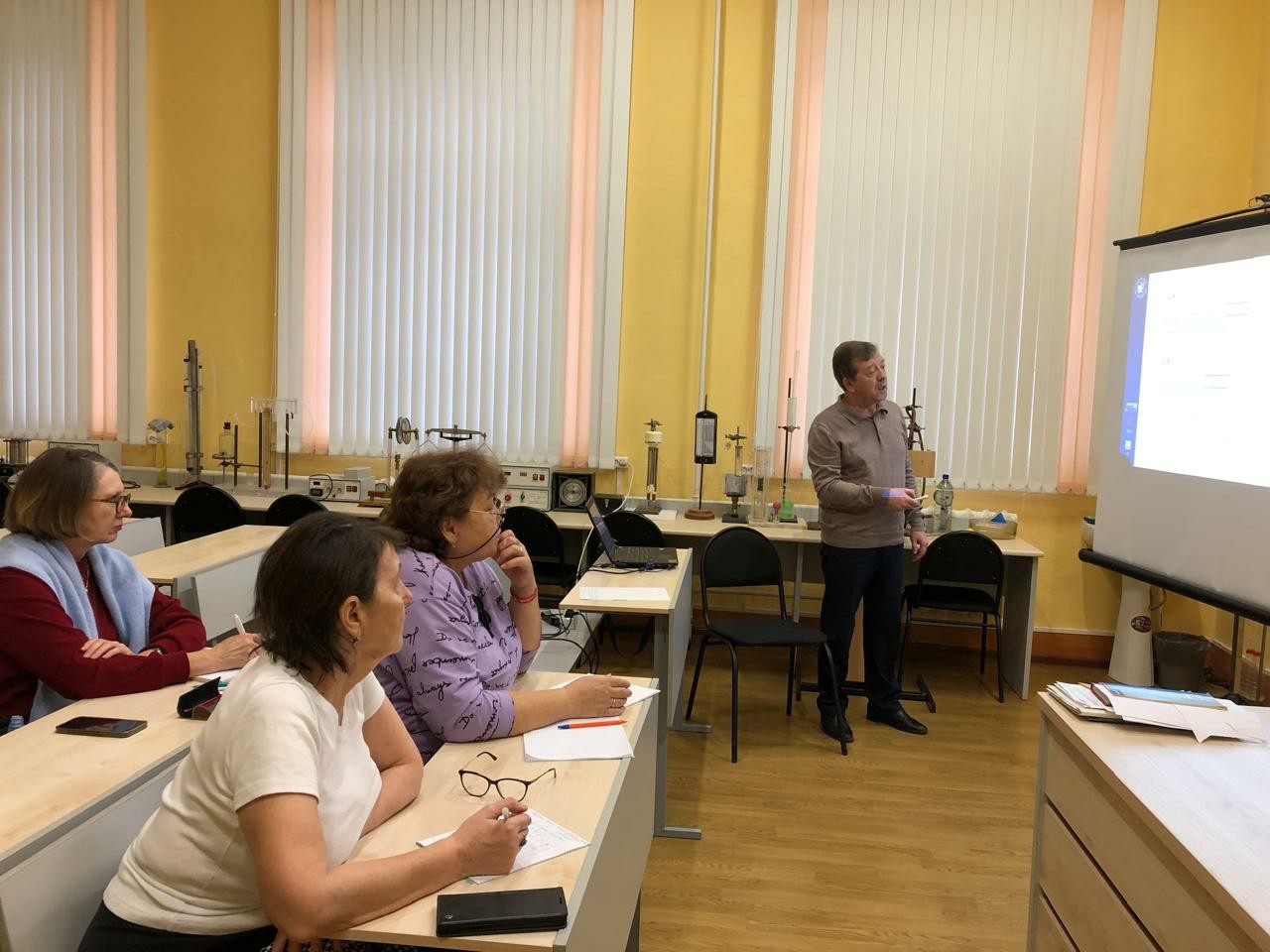 С 18 по 29 ноября 2024 г. в Елабужском институте под руководством доцента кафедры физики Красновой Л.А. и доцента кафедры математики и прикладной информатики Анисимовой Т.И. прошли бюджетные курсы повышения квалификации для учителей физики и математики. С 18 по 29 ноября 2024 г. в Елабужском институте под руководством доцента кафедры физики Красновой Л.А. и доцента кафедры математики и прикладной информатики Анисимовой Т.И. прошли бюджетные курсы повышения квалификации для учителей физики и математики.