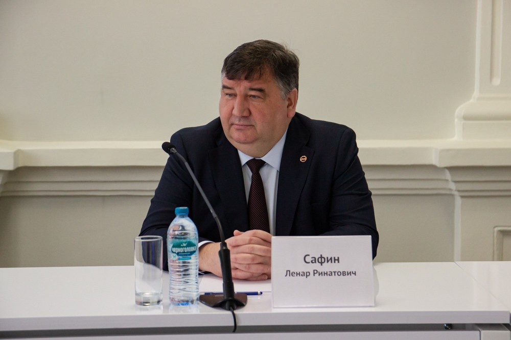 Ректор КФУ представил коллективу Елабужского института нового директора Ректор КФУ представил коллективу Елабужского института нового директора