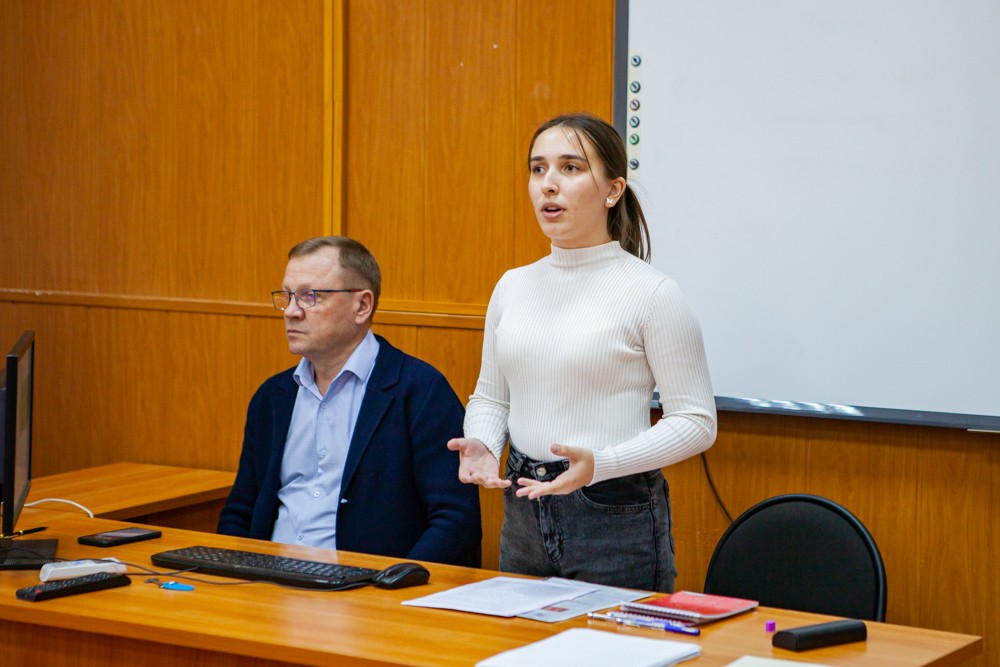 Круглый стол по проблемам региональной экономики прошел в Елабужском институте КФУ Круглый стол по проблемам региональной экономики прошел в Елабужском институте КФУ