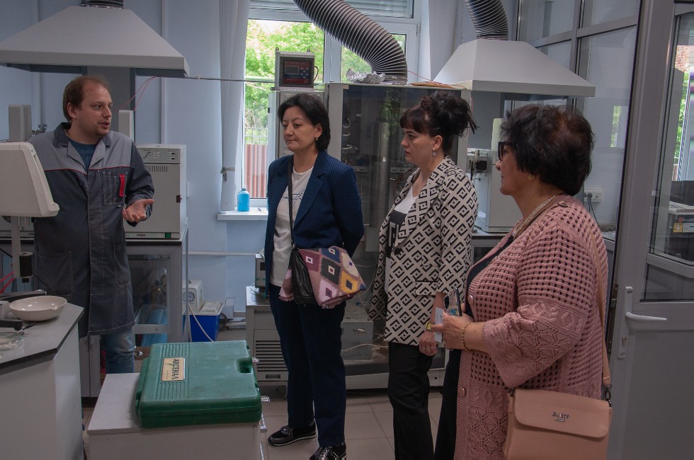 Делегация Ферганского политехнического института Республики Узбекистан посетили научные лаборатории Химического института имени А.М. Бутлерова и кафедру химического образования Делегация Ферганского политехнического института Республики Узбекистан посетили научные лаборатории Химического института имени А.М. Бутлерова и кафедру химического образования