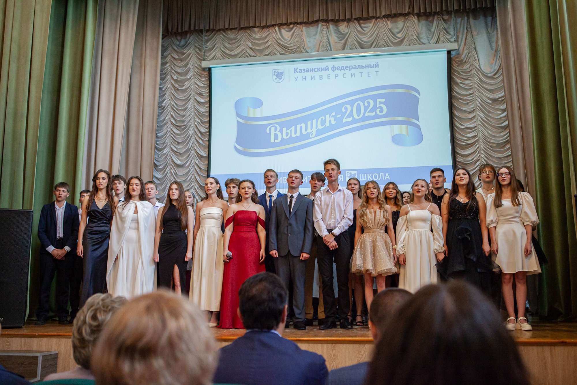 Выпускникам школы КФУ 'Университетская' торжественно вручили медали Выпускникам школы КФУ 'Университетская' торжественно вручили медали