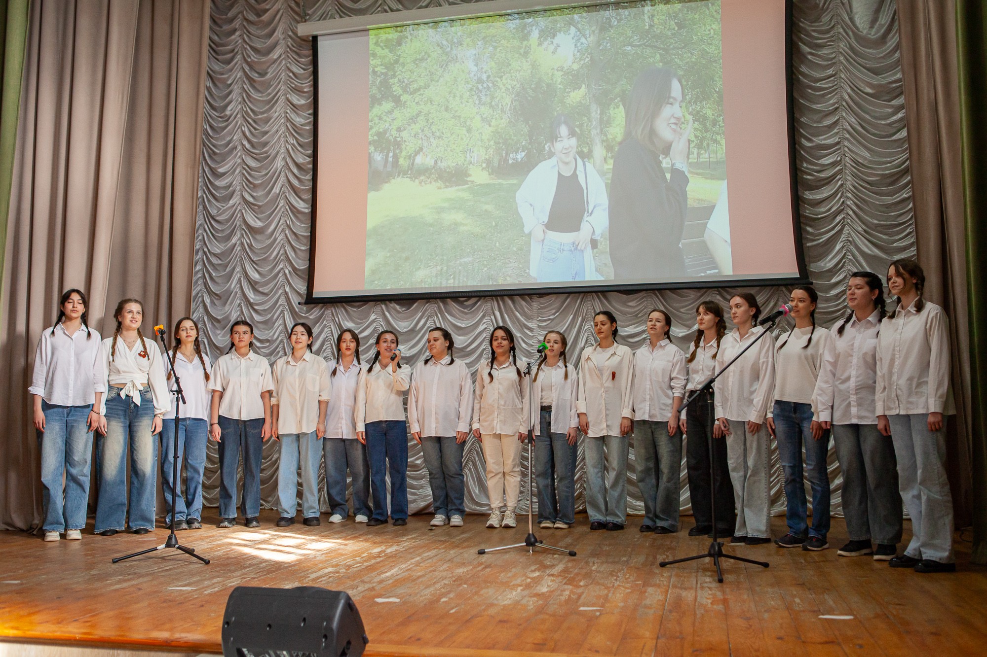 Состоялся конкурс 'Песни, вдохновляющие на подвиг' среди студентов отделения иностранных языков Состоялся конкурс 'Песни, вдохновляющие на подвиг' среди студентов отделения иностранных языков