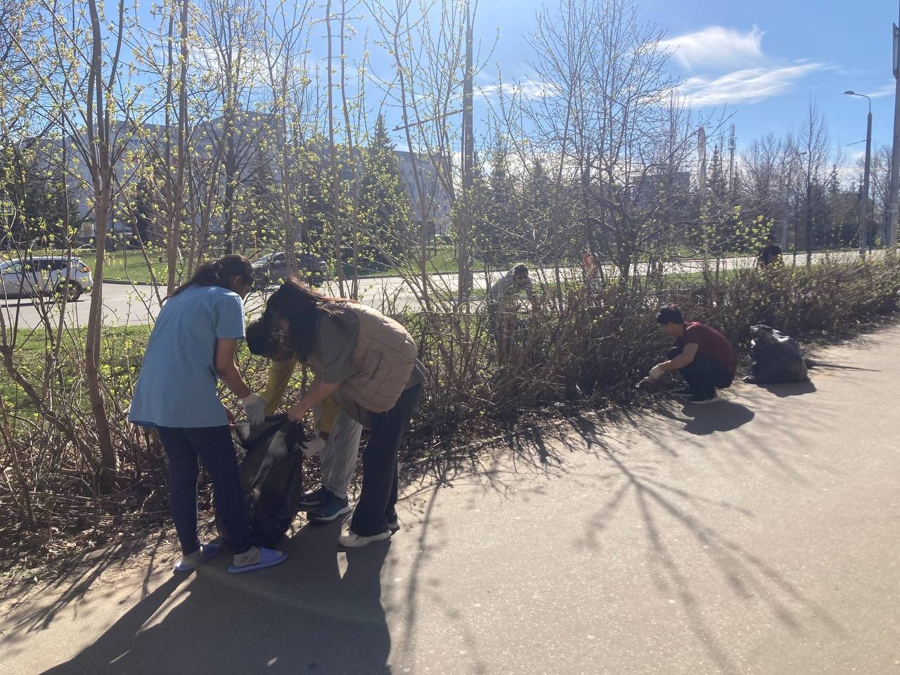 Субботник ? это добрая традиция, объединяющая студентов Казанского (Приволжского) федерального университета. Субботник ? это добрая традиция, объединяющая студентов Казанского (Приволжского) федерального университета.