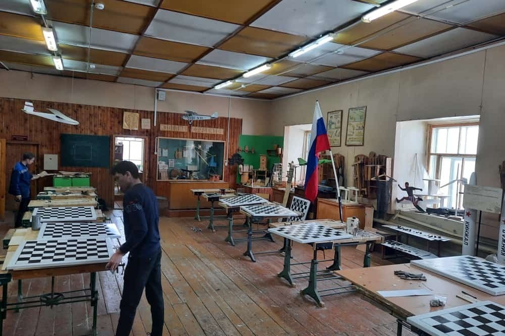 Участники СКТБ 'Эврика' изготовили комплекты шахмат и шашек для учеников ОШ 'Университетская' Участники СКТБ 'Эврика' изготовили комплекты шахмат и шашек для учеников ОШ 'Университетская'