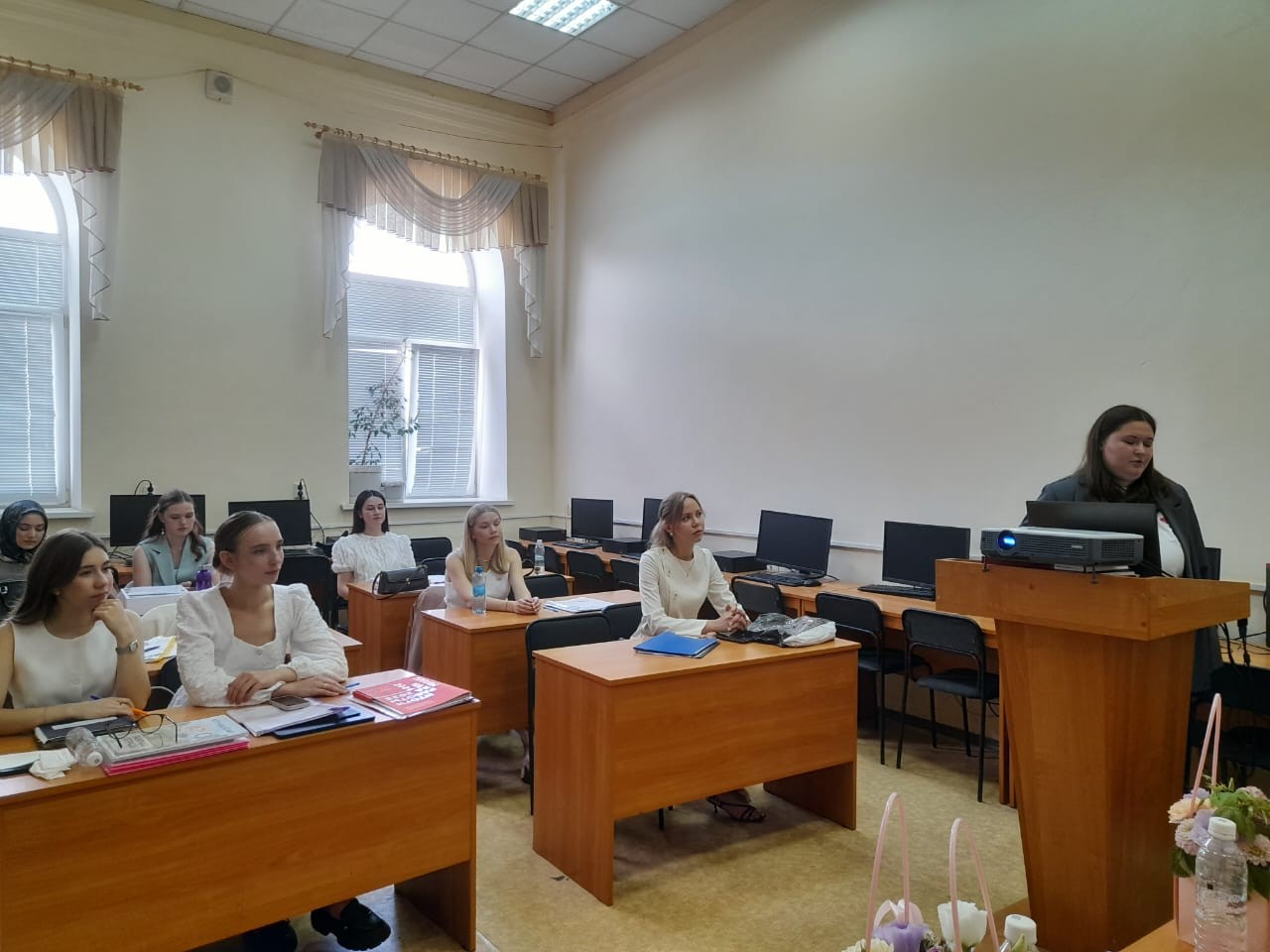 Группа студентов 5 курса кафедры начального образования Института психологии и образования успешно сдала государственные экзамены Группа студентов 5 курса кафедры начального образования Института психологии и образования успешно сдала государственные экзамены