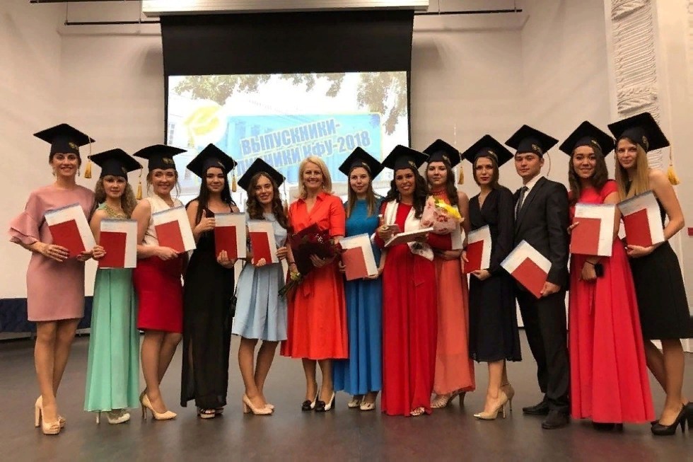 Graduates-honors of Elabuga Institute of KFU receive diplomas Magna cum Laude from the university top officials