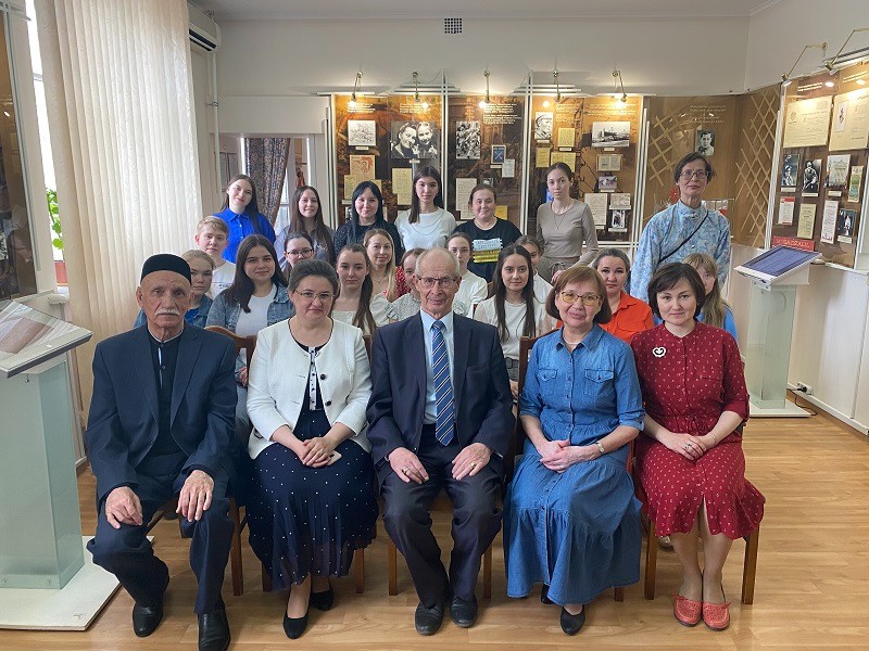 'Җырларым, сез шытып йөрәгемдә Ил кырында чәчәк атыгыз!...' 'Җырларым, сез шытып йөрәгемдә Ил кырында чәчәк атыгыз!...'