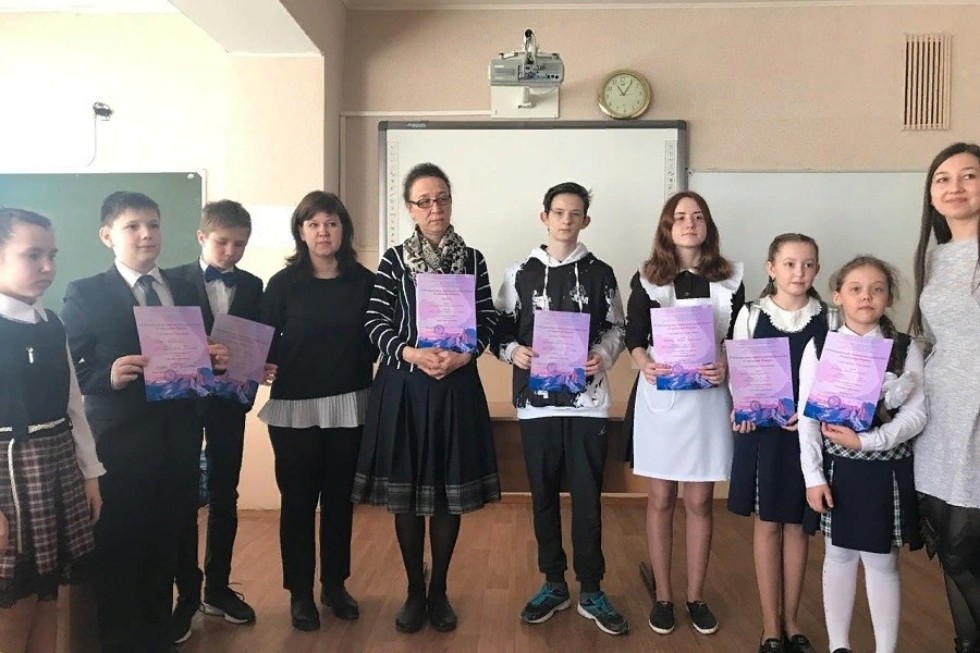 Преподаватель и студенты факультета иностранных языков приняли участие в работе ежегодной конференции школьников 'Елабужский Парнас' Преподаватель и студенты факультета иностранных языков приняли участие в работе ежегодной конференции школьников 'Елабужский Парнас'