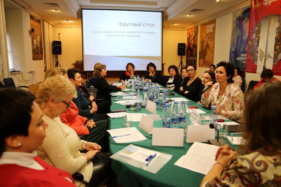 Система общественных ценностей глазами современной женщины: обсуждение и дебаты на круглом столе в Кремле. Система общественных ценностей глазами современной женщины: обсуждение и дебаты на круглом столе в Кремле.