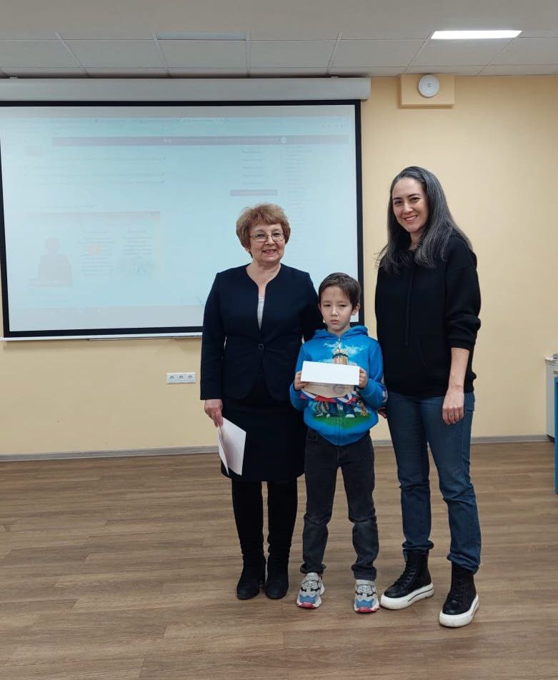 Награждение юных актеров и студентов-наставников детского театра 'Радуга' Награждение юных актеров и студентов-наставников детского театра 'Радуга'