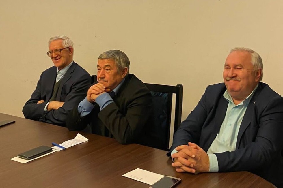 Студенты и преподаватели Елабужского института КФУ приняли участие в заседании Союза писателей РТ Студенты и преподаватели Елабужского института КФУ приняли участие в заседании Союза писателей РТ