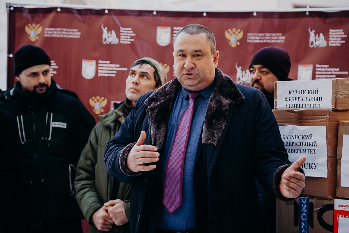 КФУ передал подарки для бойцов участникам гуманитарного автопробега 'Владивосток ? Луганск' КФУ передал подарки для бойцов участникам гуманитарного автопробега 'Владивосток ? Луганск'